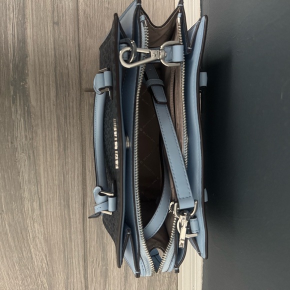 Michael Kors Navy and Light Blue handbag with detachable strap. - Picture 4 of 7